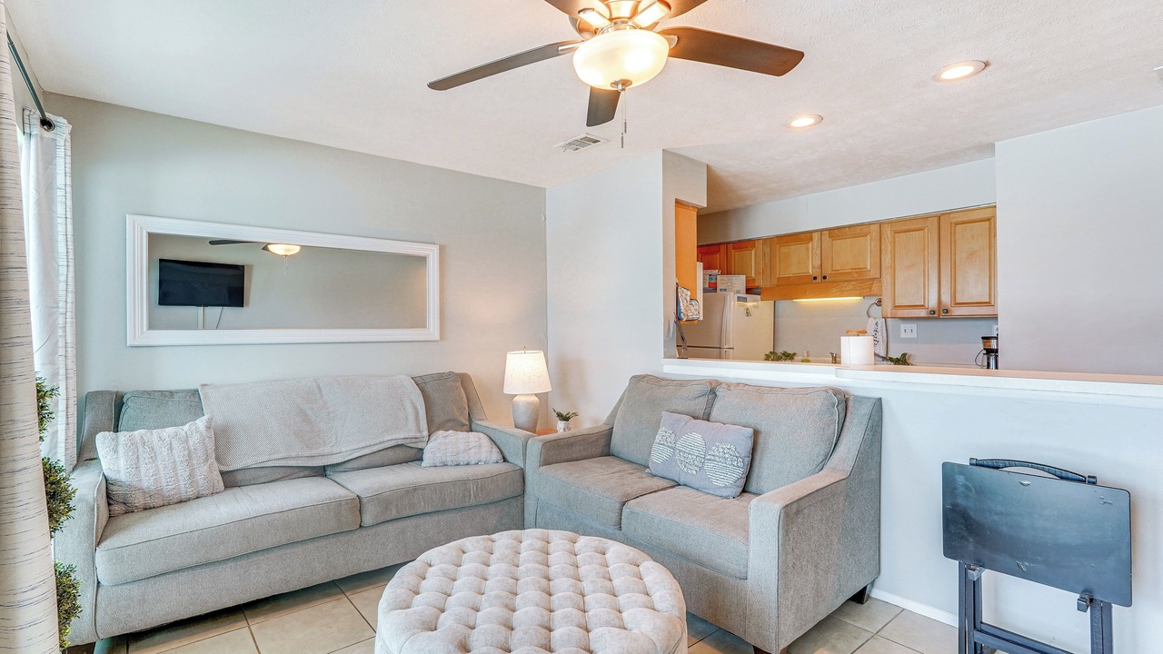 Photo of Livingroom in Biltmore Beach