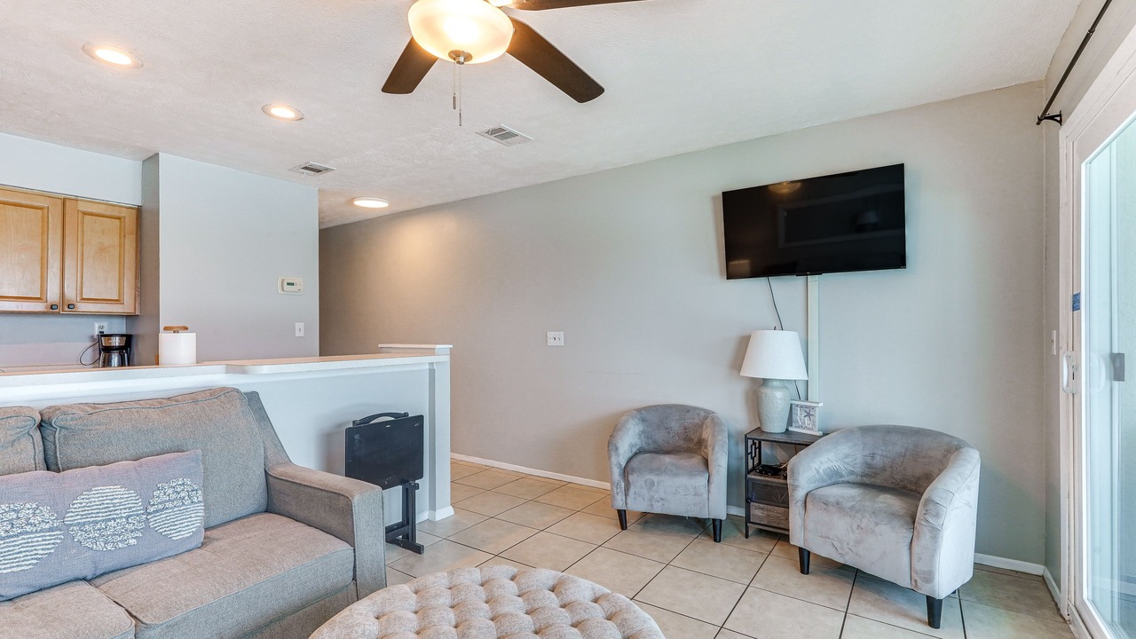 Photo of Livingroom in Biltmore Beach