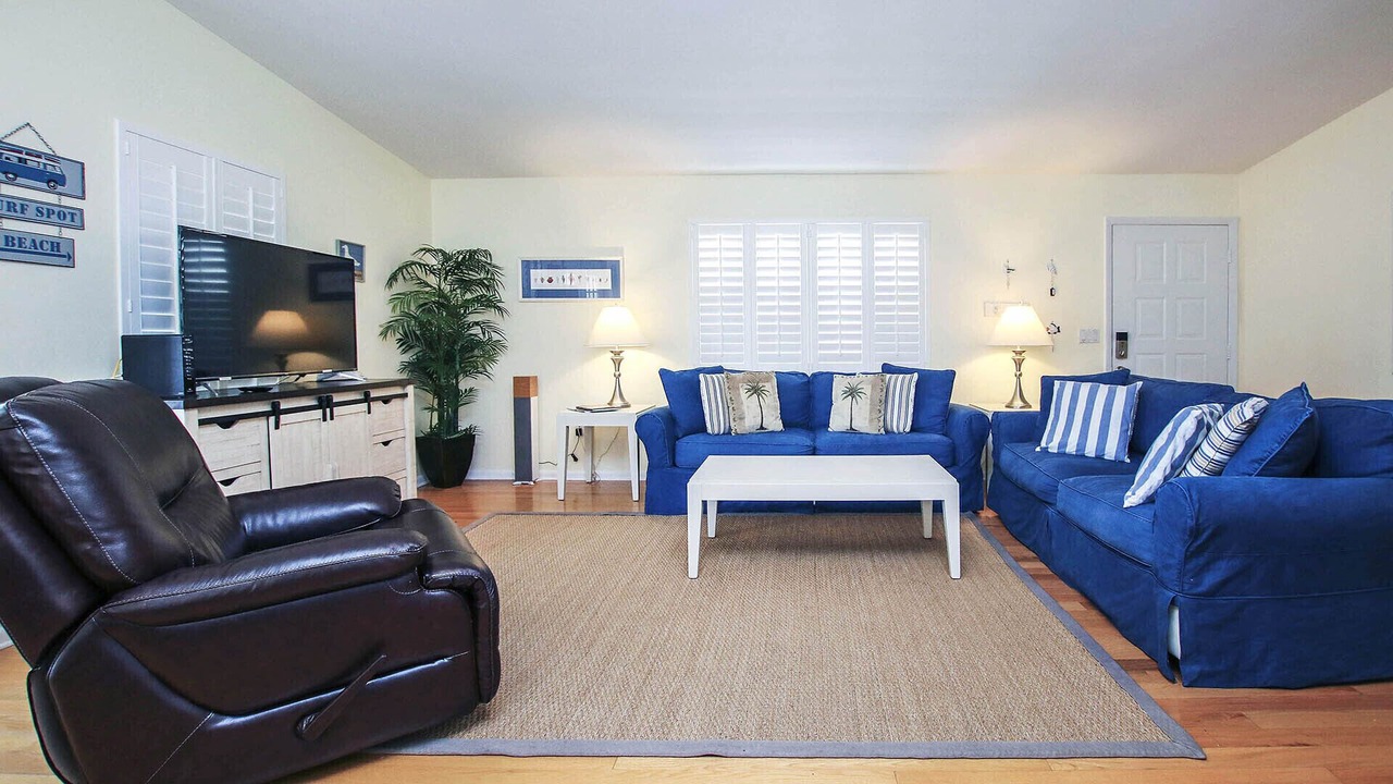 Photo of Livingroom in Mid Island