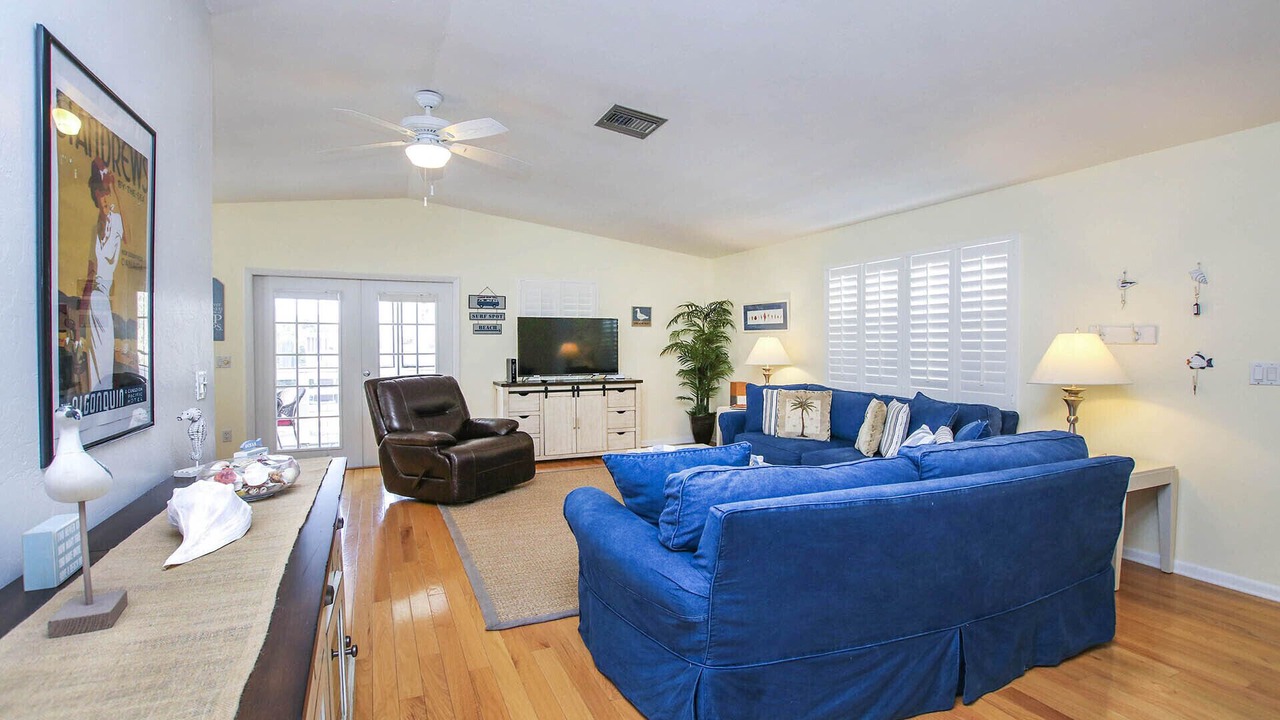 Photo of Livingroom in Mid Island