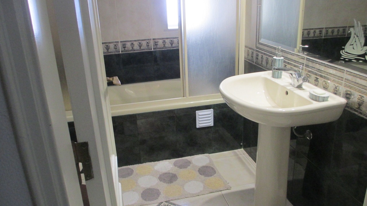 Photo of Bathroom in Gambelas