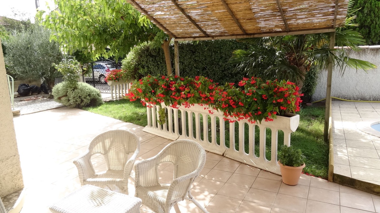 Photo of Patio Balcony in Entraigues-sur-la-Sorgue
