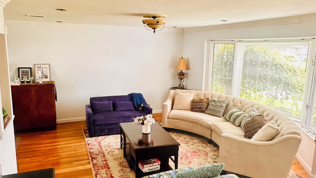 Photo of Livingroom in Syosset
