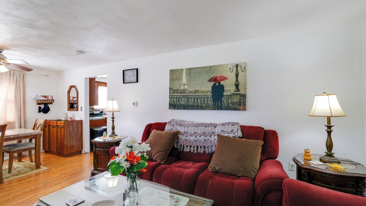 Photo of Livingroom in Tonawanda