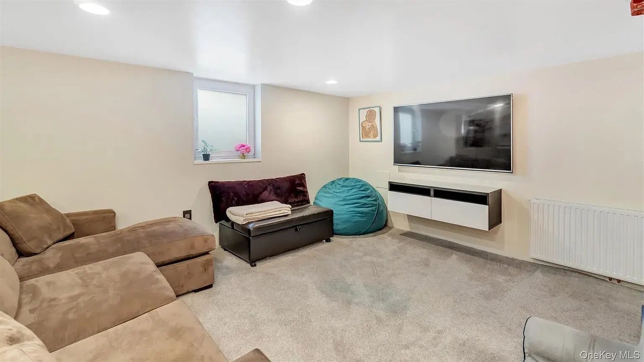 Photo of Livingroom in Riverhead