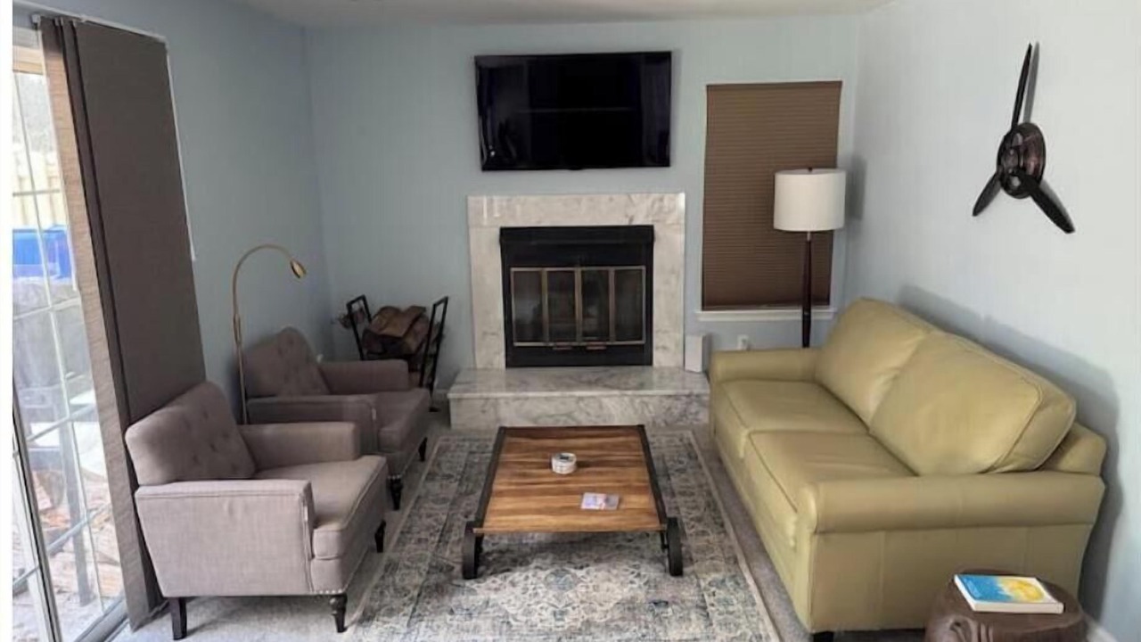 Photo of Livingroom in Central Newport News