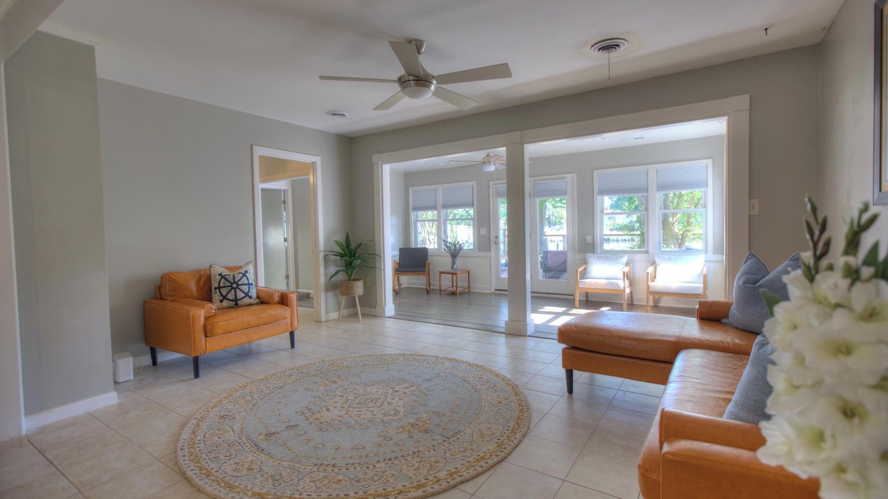 Photo of Livingroom in Coliseum Central