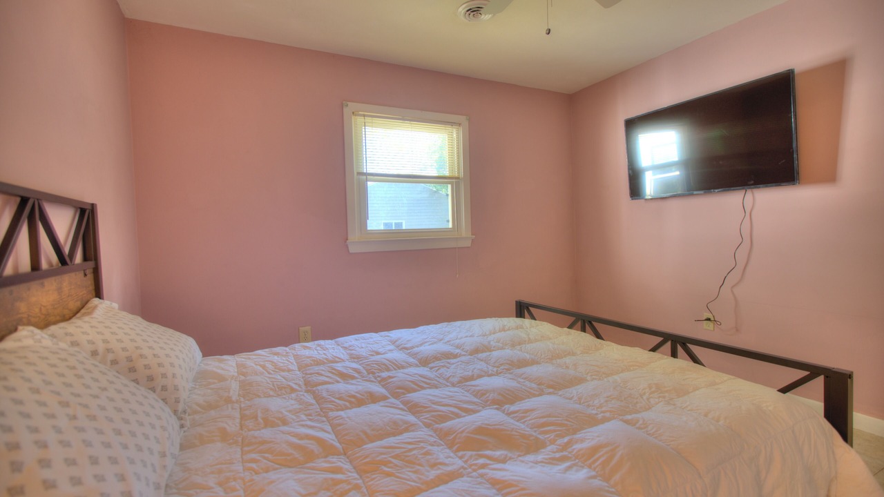 Photo of Bedroom in Coliseum Central