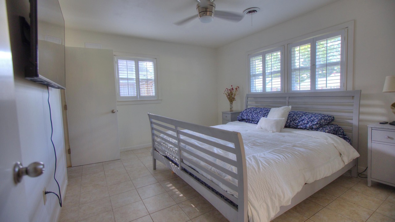 Photo of Bedroom in Coliseum Central