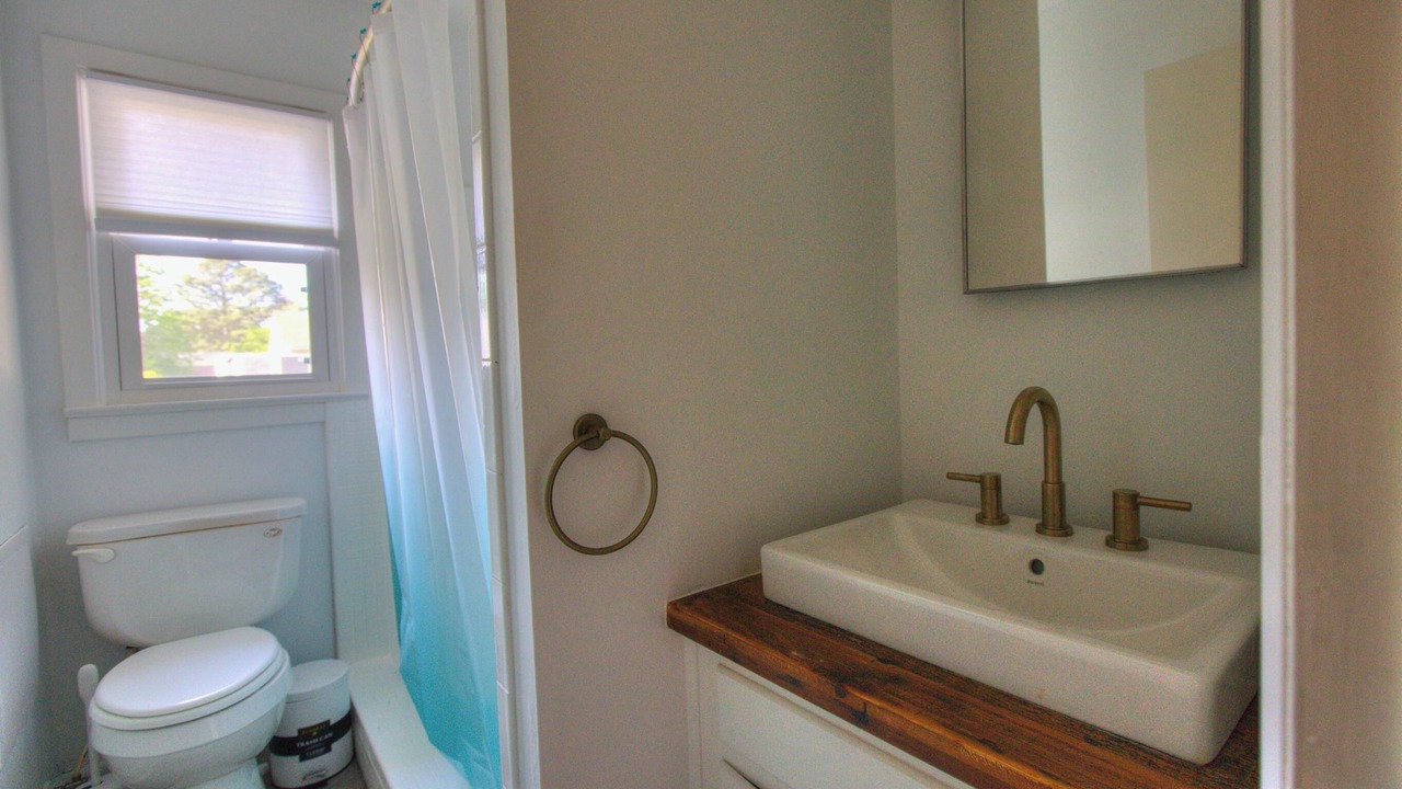 Photo of Bathroom in Coliseum Central