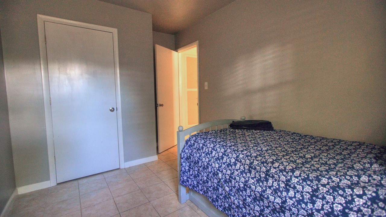 Photo of Bedroom in Coliseum Central