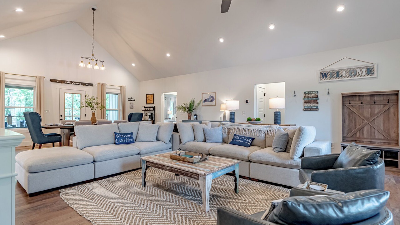 Photo of Livingroom in Falls of Rough