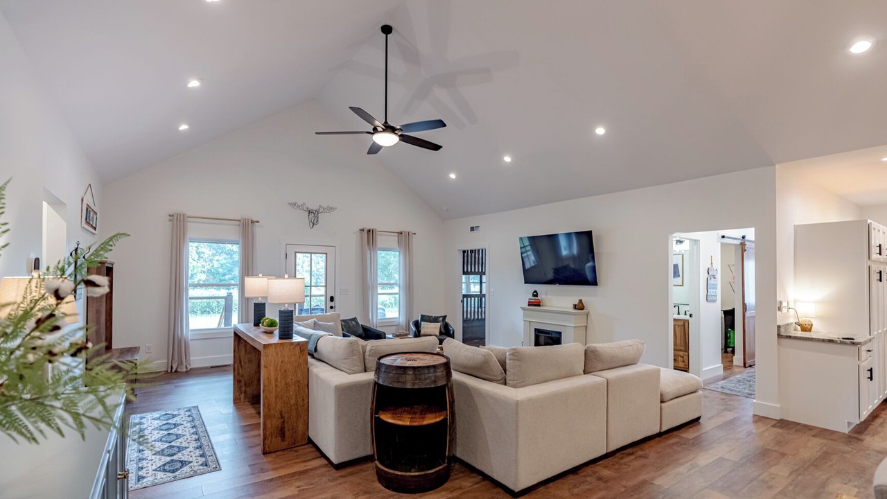 Photo of Livingroom in Falls of Rough
