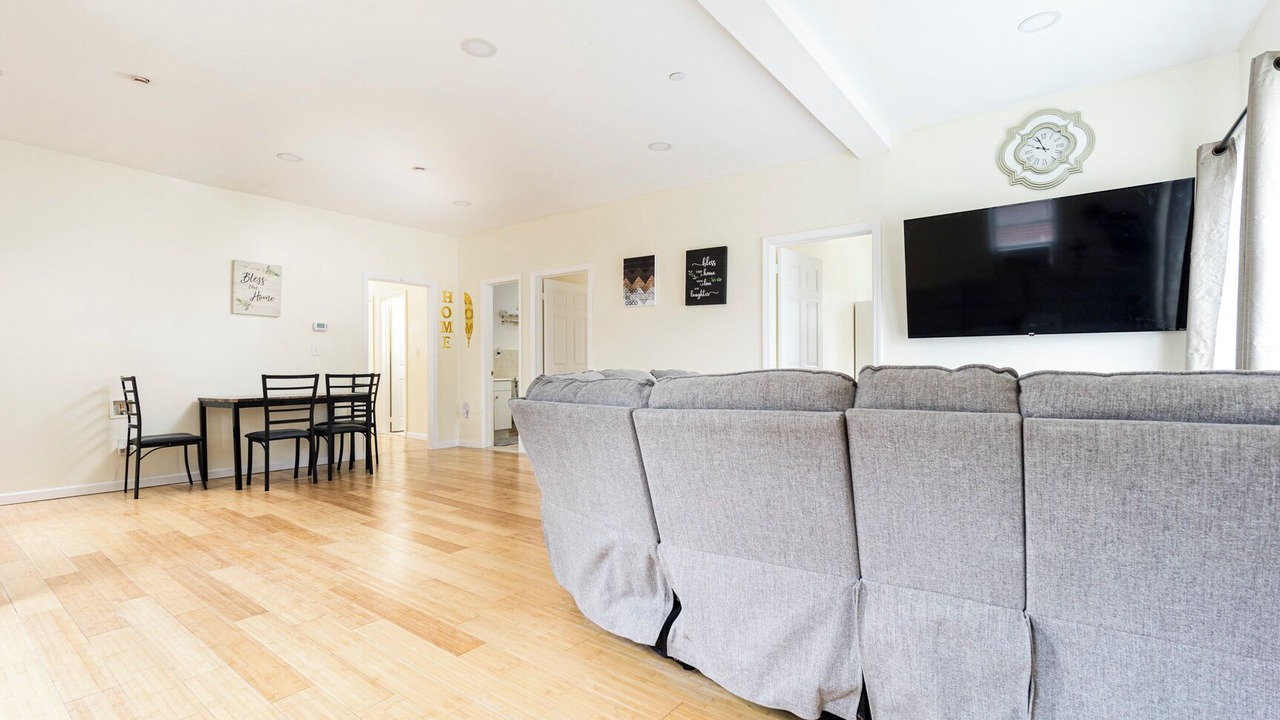 Photo of Bedroom in Jamaica Hills