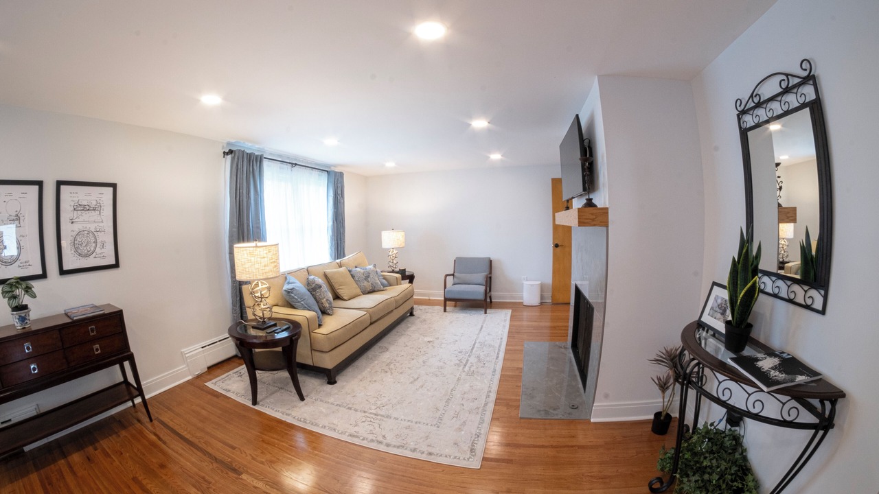Photo of Livingroom in Akron
