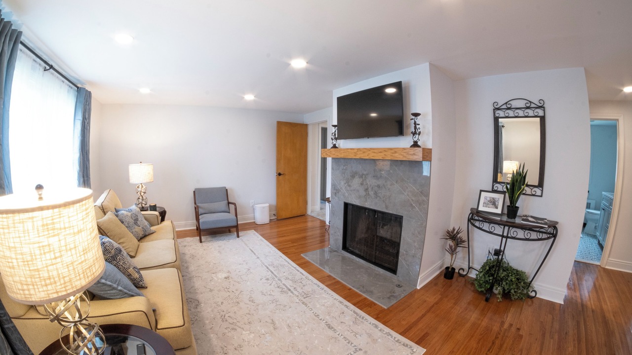 Photo of Livingroom in Akron