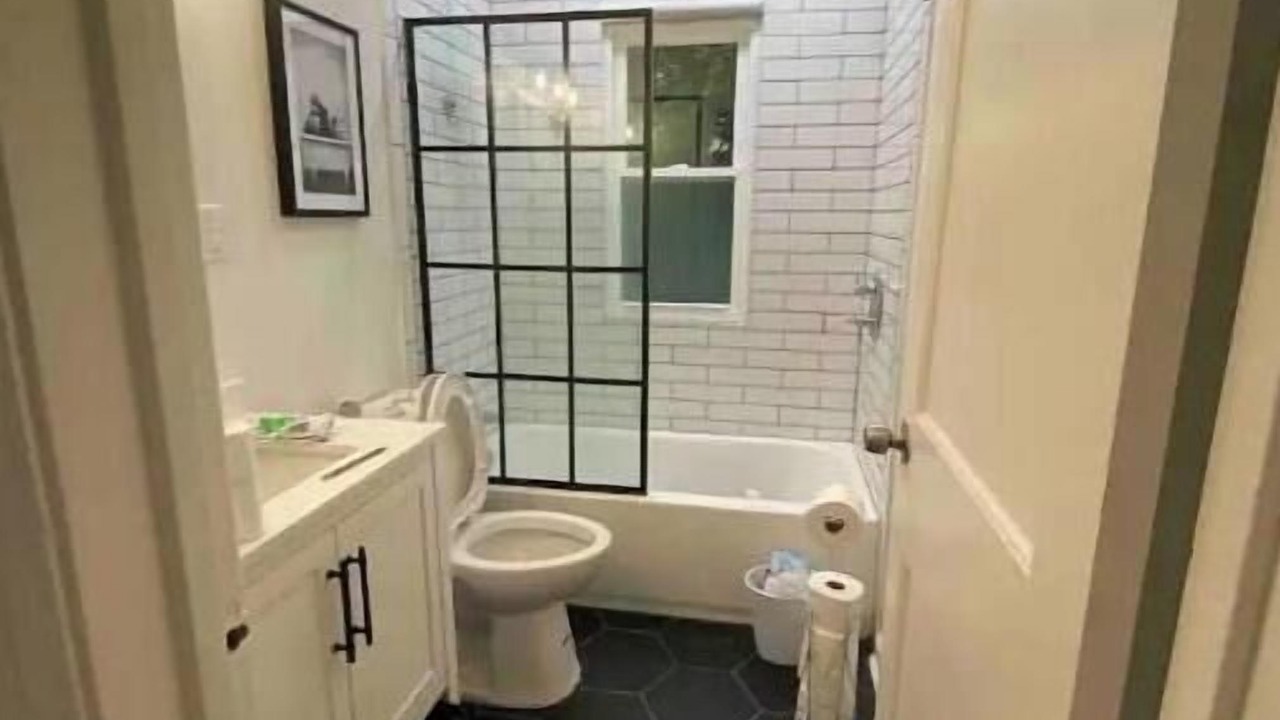 Photo of Bathroom in Speedway