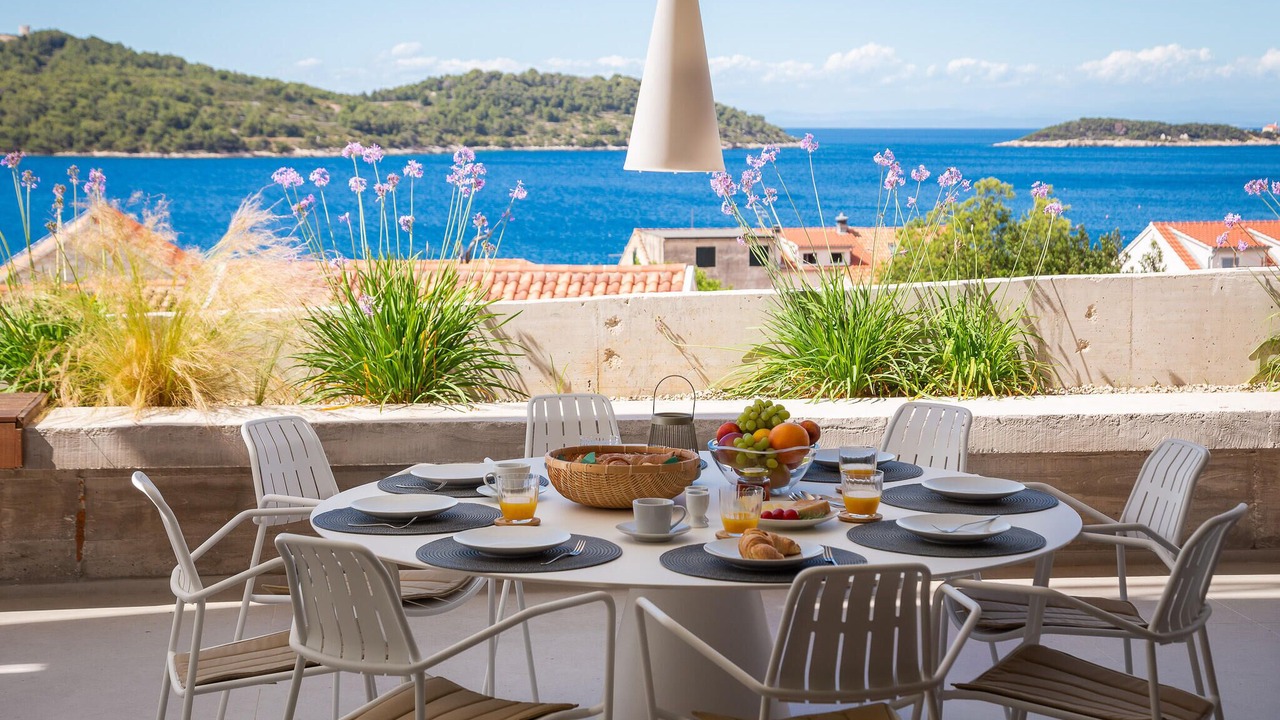 Photo of Others in Vis
