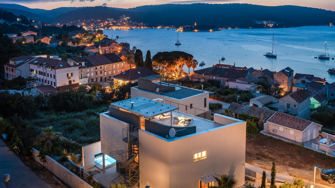 Photo of Others in Vis