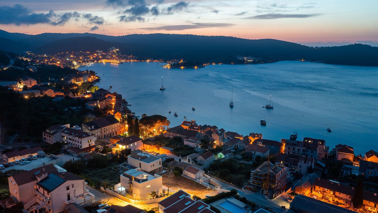 Photo of Others in Vis