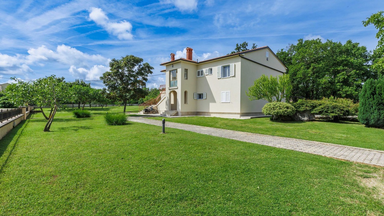 Photo of Outdoor in Modrusani