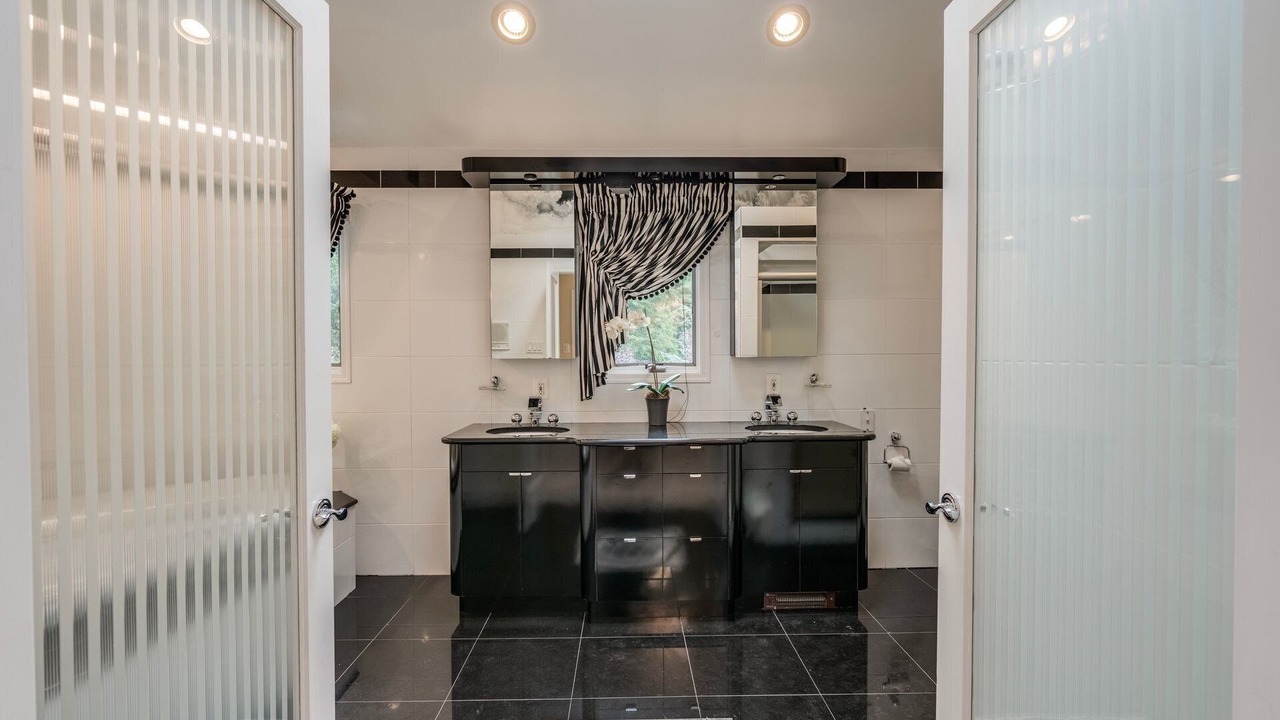 Photo of Bathroom in Old Westbury