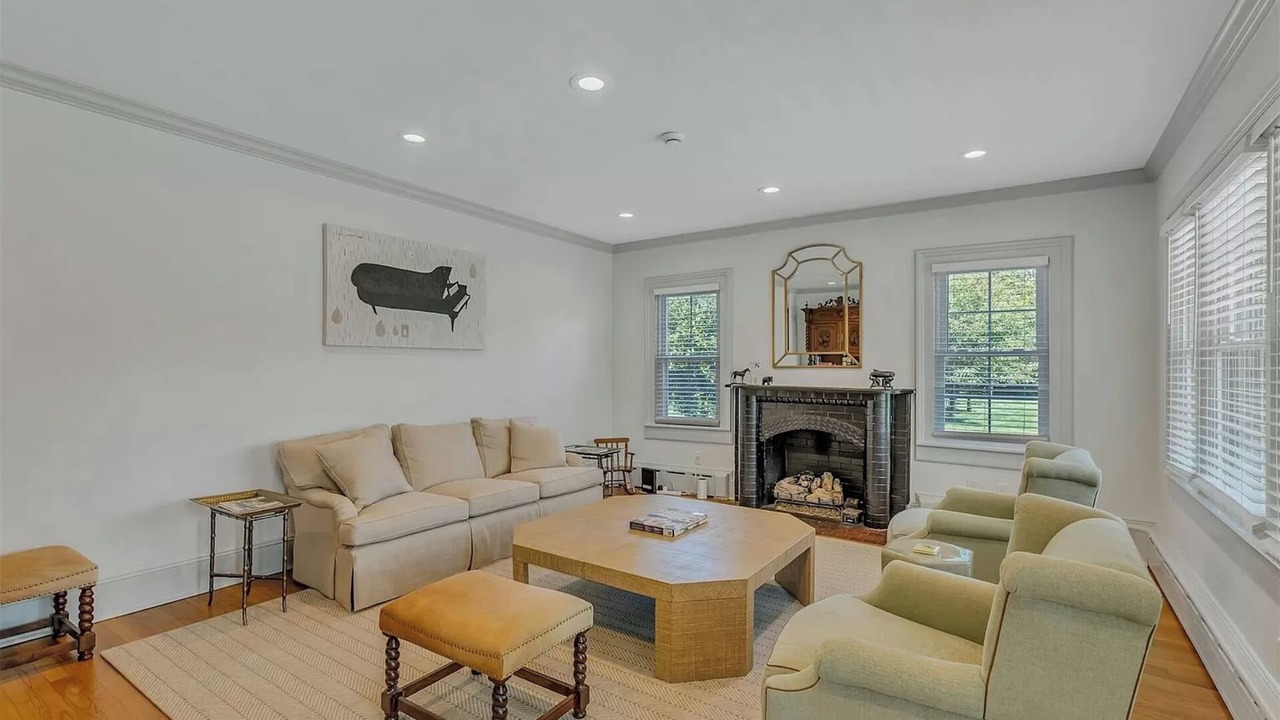 Photo of Livingroom in Center Moriches