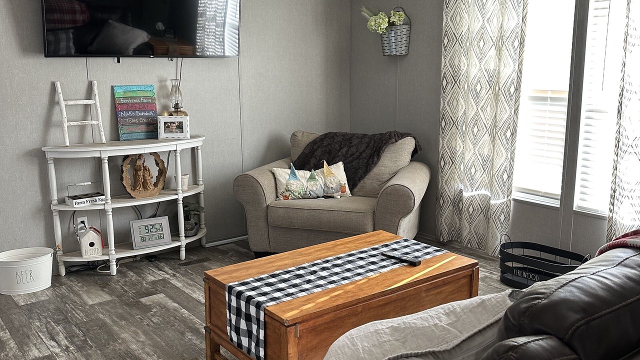 Photo of Livingroom in Falls of Rough