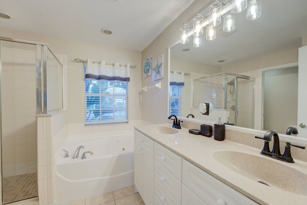 Photo of Bathroom in Jacarandas