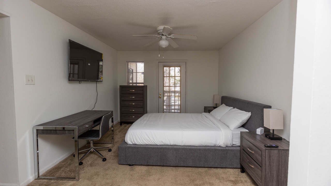 Photo of Bedroom in Coliseum Central
