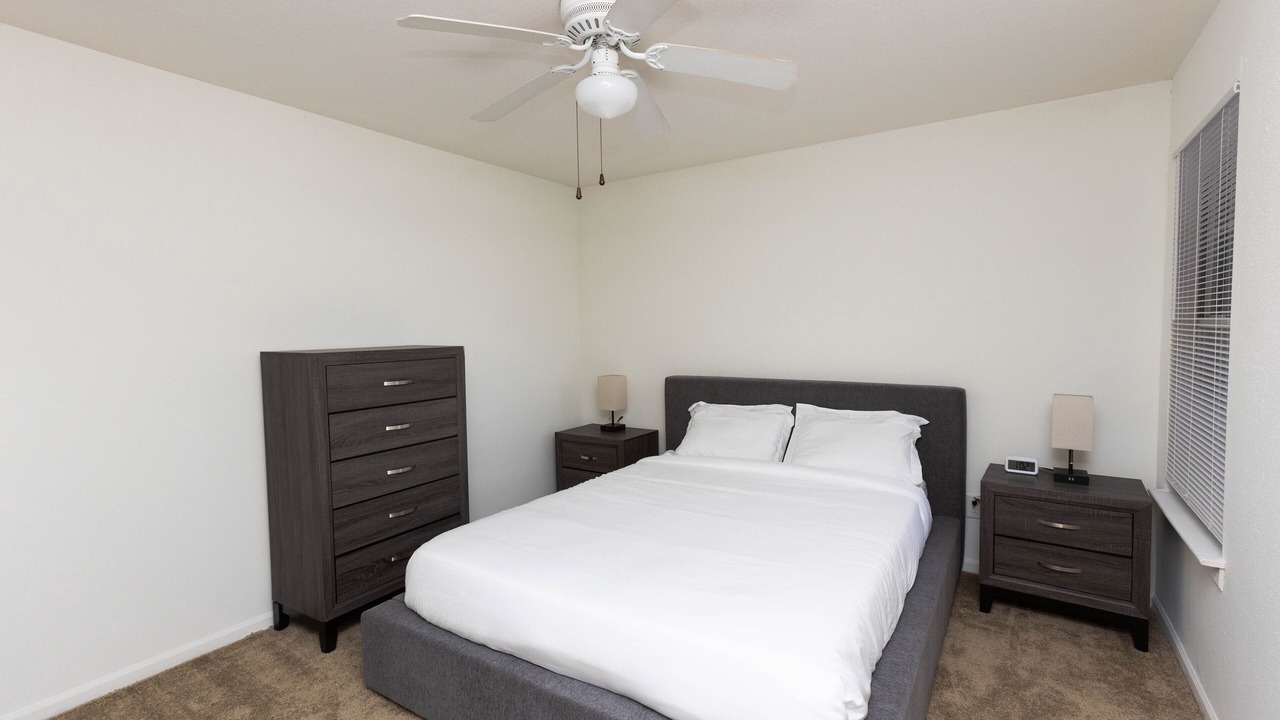 Photo of Bedroom in Coliseum Central
