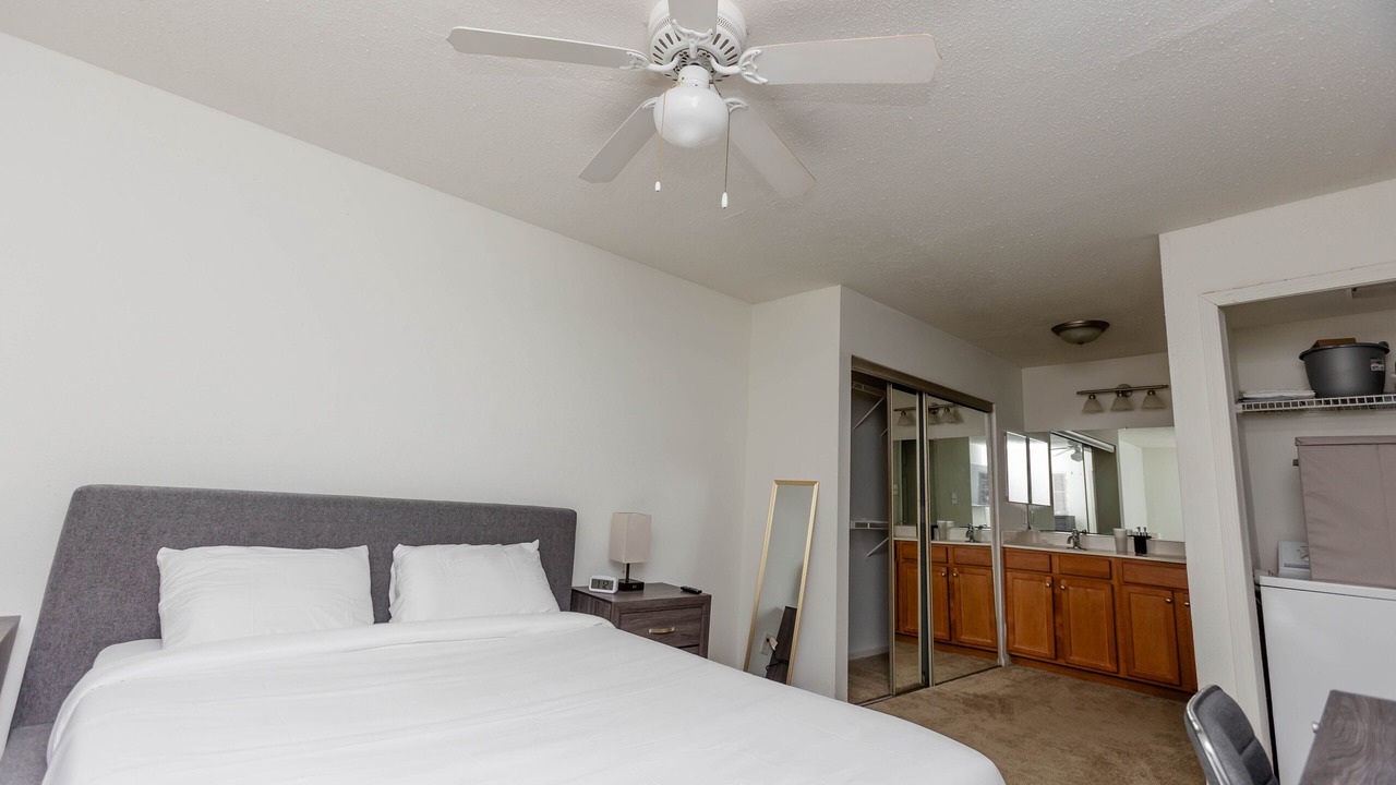 Photo of Bedroom in Coliseum Central