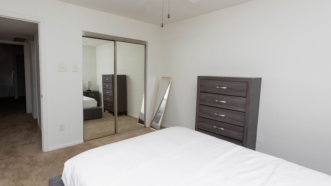 Photo of Bedroom in Coliseum Central