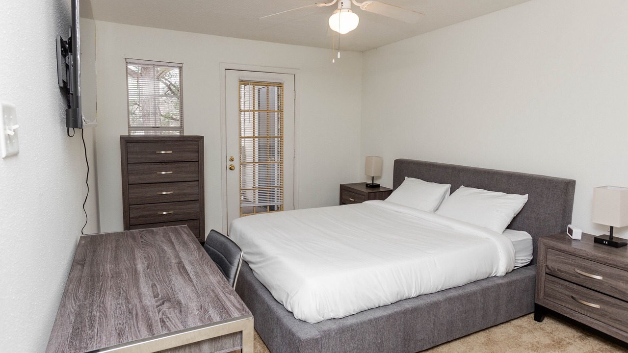 Photo of Bedroom in Coliseum Central