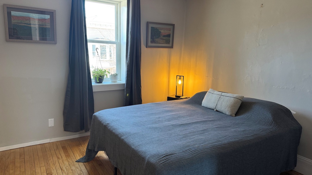 Photo of Bedroom in Lee