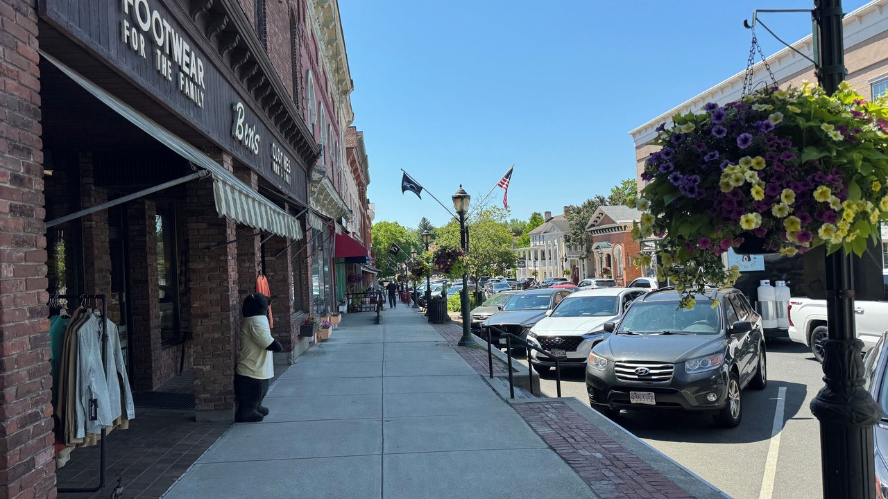 Photo of Others in Lee