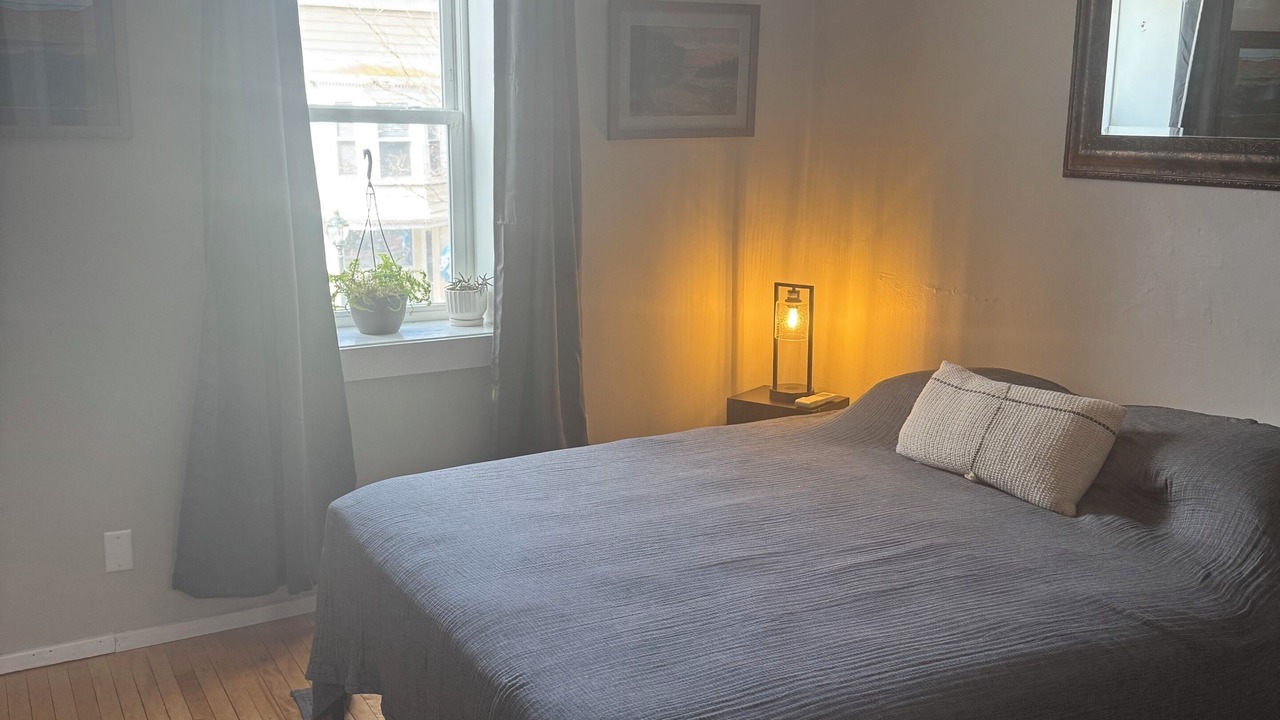 Photo of Bedroom in Lee