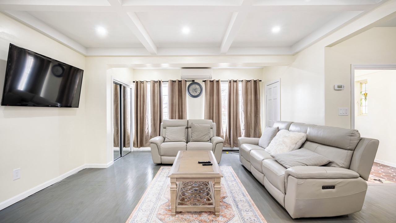 Photo of Bedroom in Jamaica Hills