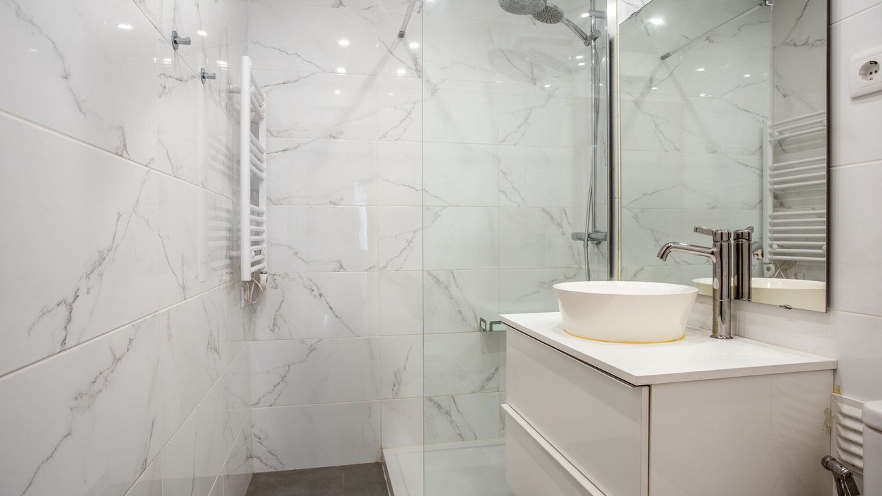 Photo of Bathroom in Linda-a-Velha