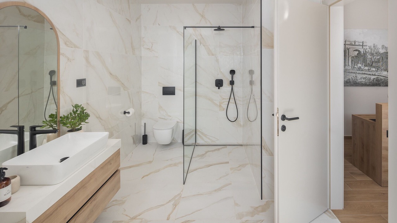 Photo of Bathroom in Tar