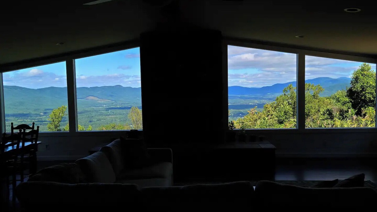 Photo of Livingroom in Burnt Chimney