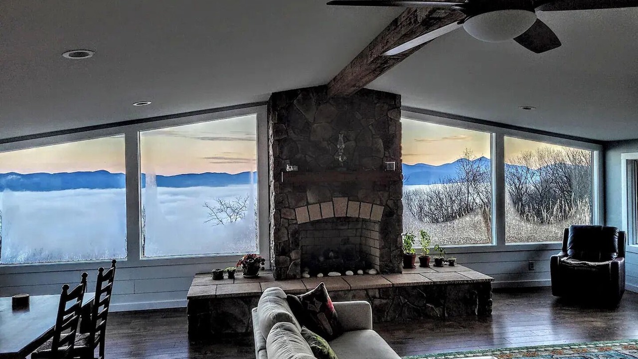 Photo of Livingroom in Burnt Chimney