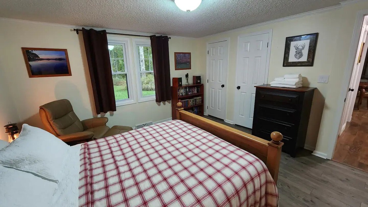 Photo of Bedroom in Burnt Chimney