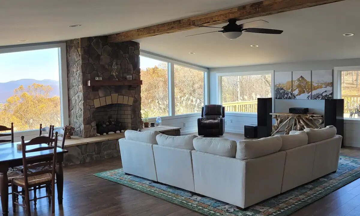 Photo of Livingroom in Burnt Chimney