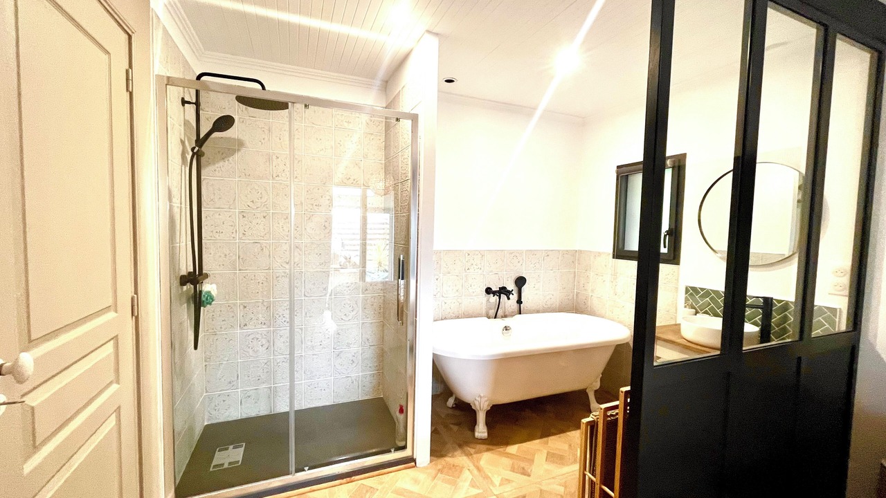 Photo of Bathroom in Treveneuc