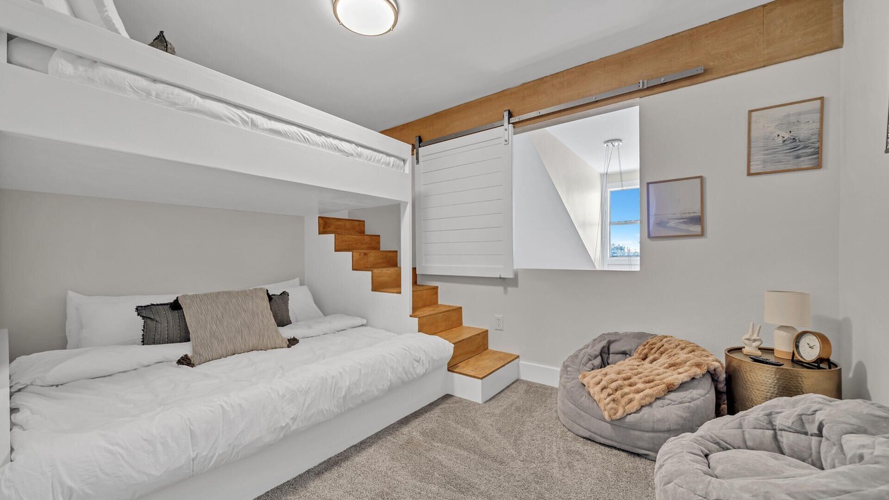 Photo of Bedroom in Crystal Shores