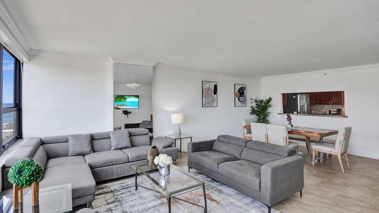 Photo of Livingroom in Mid Beach