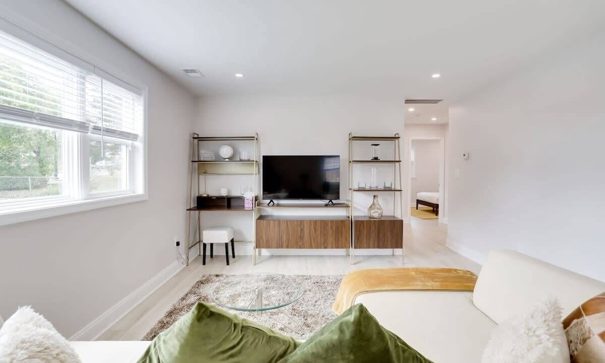 Photo of Livingroom in Seminary Hill
