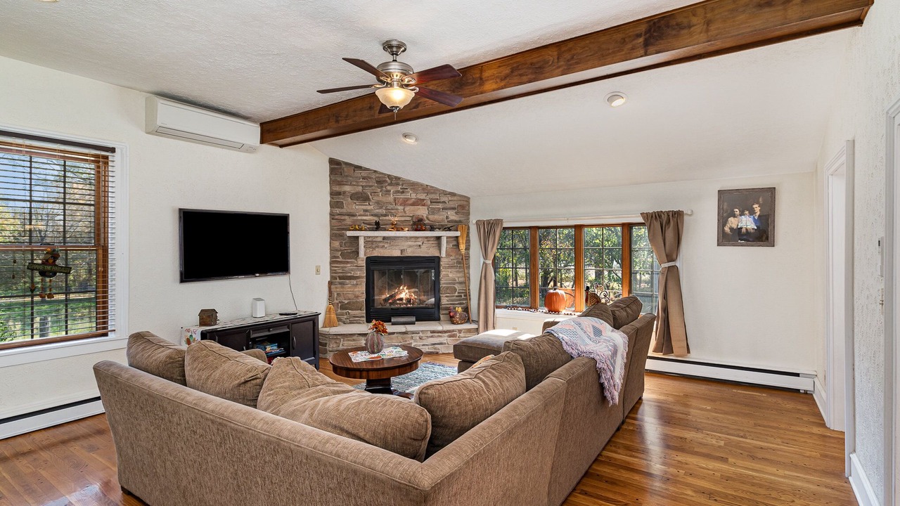 Photo of Livingroom in Wheeler