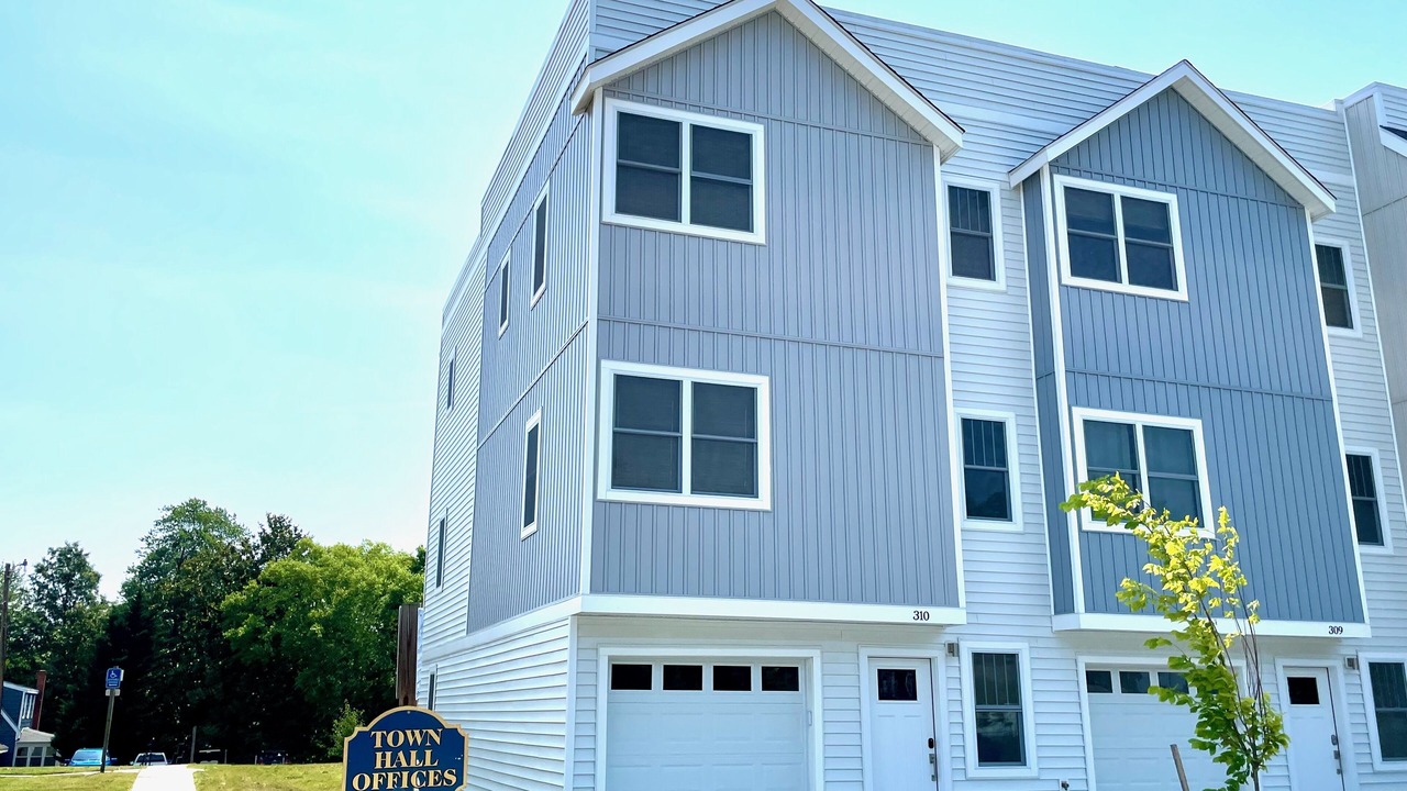 Photo of Outdoor in Issue